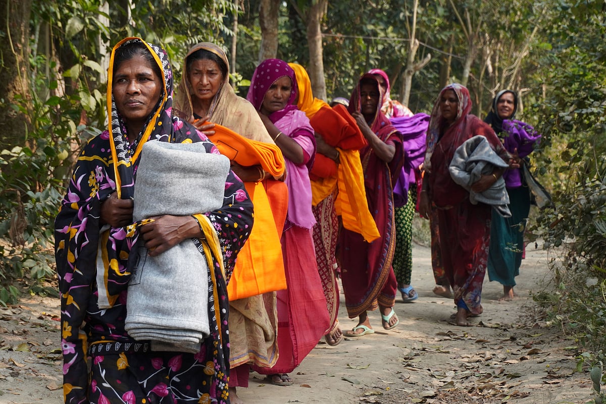 কুষ্টিয়ায় প্রথম আলো ট্রাস্টের উদ্যোগে বিতরণ করা কম্বল নিয়ে ফিরছেন শীতার্তরা। আজ সোমবার সকালে কুমারখালী উপজেলার পান্টি ইউনিয়নের কৃষ্ণপুর গ্রামে