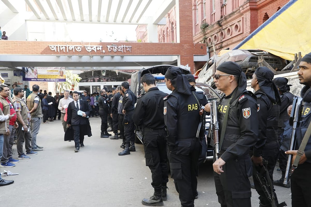 চট্টগ্রাম আদালতে আজ আইনজীবীদের জামিনের আবেদনের শুনানি অনুষ্ঠিত হয়। এ  কারণে আদালত প্রাঙ্গণে ছিল বাড়তি নিরাপত্তা। আজ দুপুরে তোলা