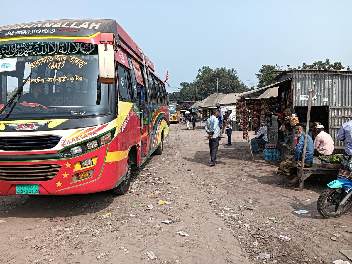 দুই দিন পর বাস চলাচল স্বাভাবিক হয়েছে। আজ সোমবার সকালে রাজবাড়ীর দৌলতদিয়া ঘাট এলাকায়
