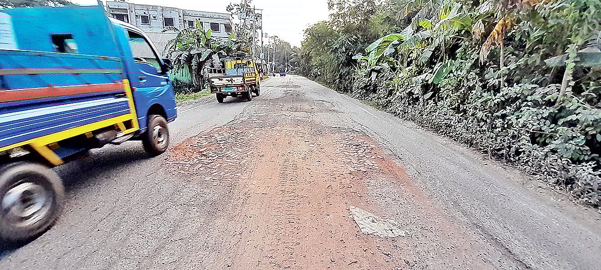 বন্যায় ক্ষতিগ্রস্ত নোয়াখালীর সেনবাগ-সোনাইমুড়ী সড়ক। সম্প্রতি সেনবাগ উপজেলার দক্ষিণ সাহাপুর খালেকের দোকান এলাকায়