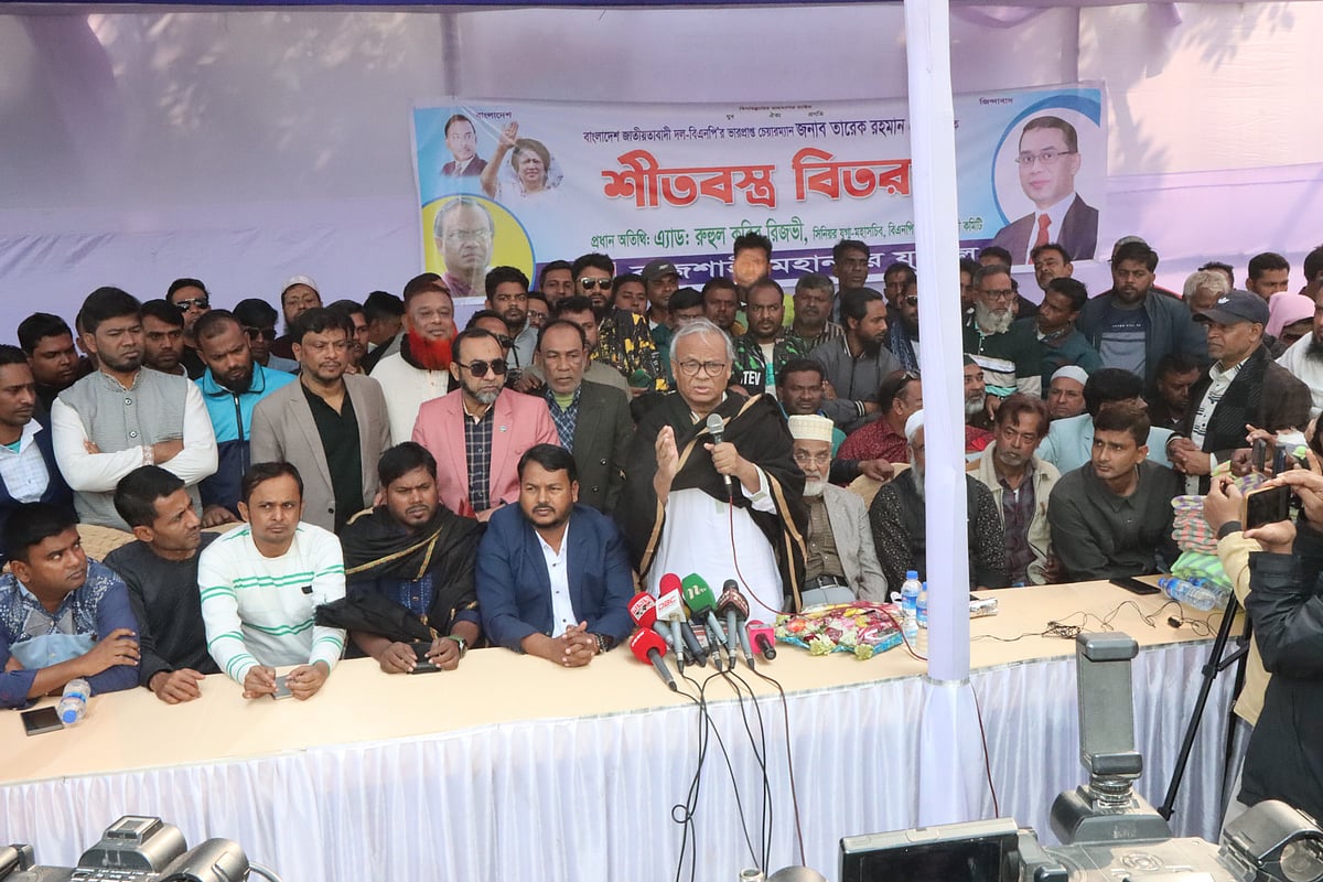 রাজশাহী মহানগর যুবদলের উদ্যোগে আজ মঙ্গলবার শীতবস্ত্র বিতরণ করেছেন বিএনপির জ্যেষ্ঠ যুগ্ম মহাসচিব রুহুল কবির। ছোট বনগ্রাম এলাকায় জিয়া শিশুপার্কের সামনে