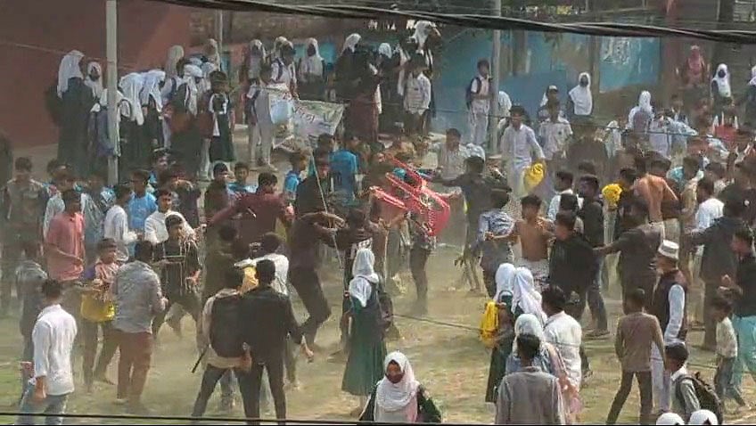 কাবাডি খেলার একপর্যায়ে খেলোয়াড় ও সমর্থকদের দুটি পক্ষের চেয়ার ছোড়াছুড়ি। আজ মঙ্গলবা দুপুরে নোয়াখালীর সোনাইমুড়ী উপজেলায়