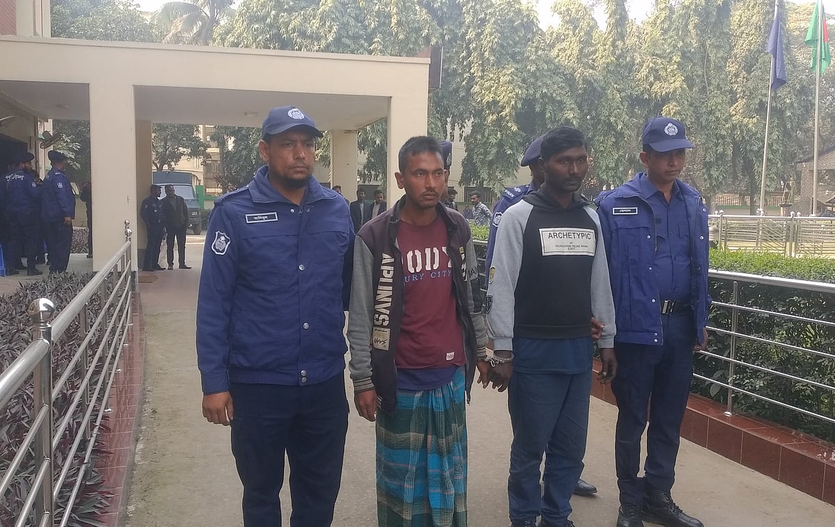 মহাদেবপুরে ডাকাতির পর গৃহবধূকে তুলে নিয়ে দলবদ্ধ ধর্ষণের ঘটনায় সর্বশেষ গ্রেপ্তার হওয়া দুজন। মঙ্গলবার সকালে নওগাঁ পুলিশ কার্যালয় চত্বরে