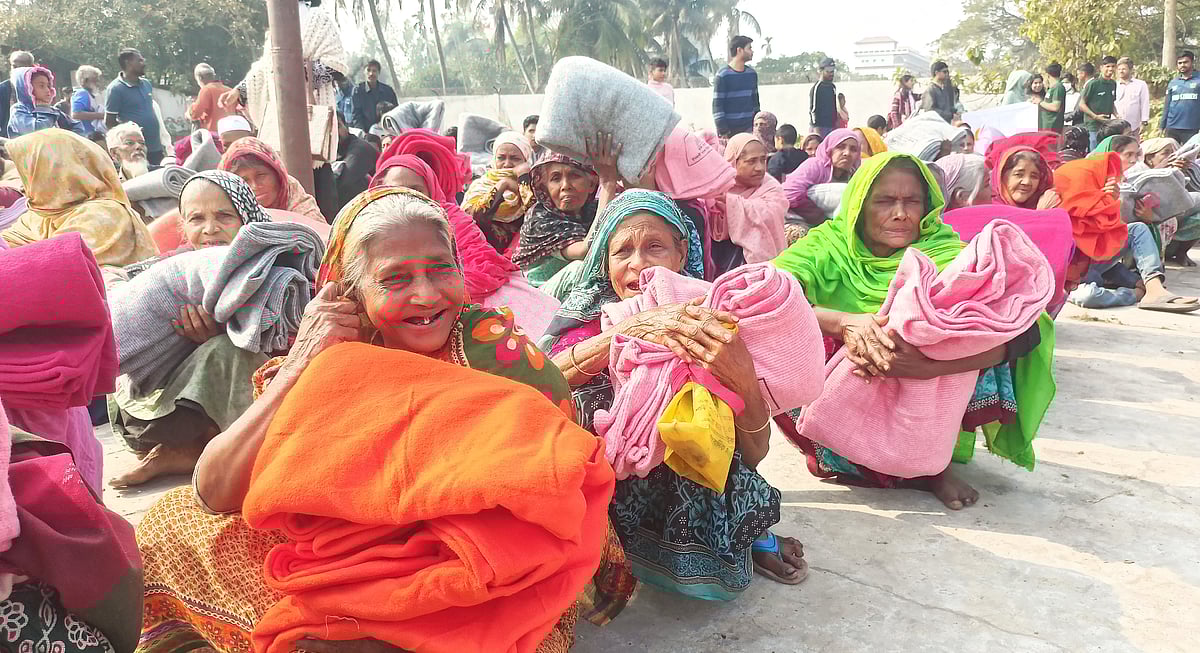 প্রথম আলো ট্রাস্টের উদ্যোগে শীতার্ত মানুষের মধ্যে কম্বল বিরতণ করা হয়েছে। আজ মঙ্গলাবার সকালে জামালপুর শহরের মুকুন্দবাড়ি এলাকায়