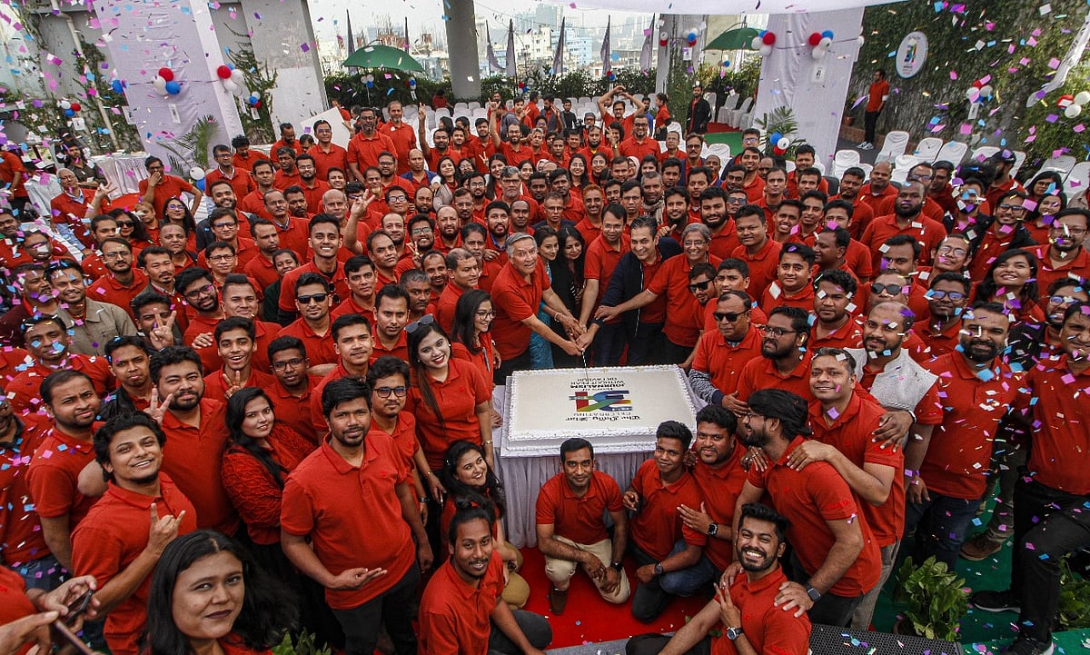 ইংরেজি দৈনিক দ্য ডেইলি স্টারের কর্মী দিবস উপলক্ষে কেক কাটা হয়। এ সময় ডেইলি স্টারের কর্মীদের সঙ্গে সংবাদপত্রটির সম্পাদক মাহ্ফুজ আনাম ও প্রথম আলো সম্পাদক মতিউর রহমান উপস্থিত ছিলেন। আজ মঙ্গলবার দ্য ডেইলি স্টার সেন্টারের ছাদে