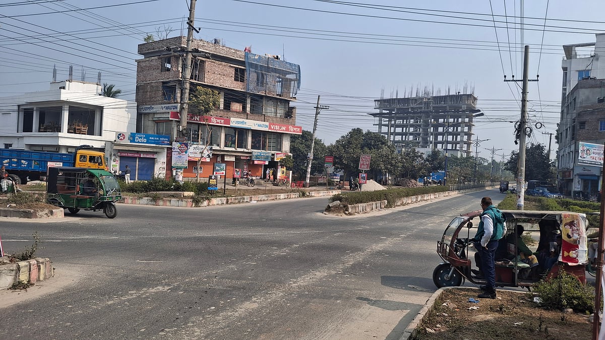 রাজশাহী নগরের ছোট বনগ্রাম এলাকায় বারো রাস্তার মোড়ে মাঝে–মধ্যেই দুর্ঘটনা ঘটে। বুধবার দুপুরে