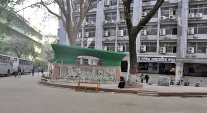 শাটডাউন কর্মসূচি চলায় ক্যাম্পাসে নেই শিক্ষার্থীদের আনাগোনা। আজ বিশ্ববিদ্যালয়ের শহীদ সাজিদ একাডেমিক ভবনের সামনে