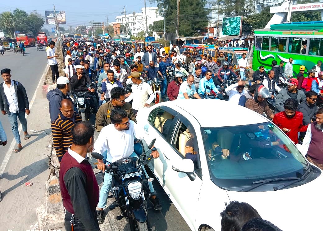 বরিশাল নগর বিএনপির আহ্বায়ক মনিরুজ্জামান খান ও সদস্যসচিব জিয়া উদ্দীন সিকদারকে মোটরসাইকেল শোভাযাত্রা করে দলীয় কার্যালয়ে নিয়ে আসেন নেতা-কর্মীরা। গত শনিবার নগরের নথুল্লাবাদ এলাকায়