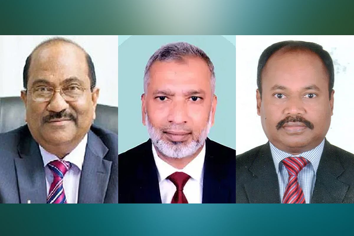 এস কে সুর চৌধুরী, সাবেক ডেপুটি গভর্নর, মাসুদ বিশ্বাস, সাবেক প্রধান, বিএফআইইউ ও শাহ আলম, সাবেক নির্বাহী পরিচালক, বাংলাদেশ ব্যাংক (বাঁ থেকে)