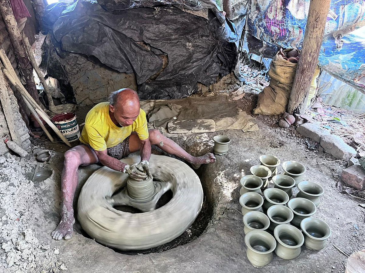 চাকা ঘুরিয়ে মাটির জিনিস তৈরি করছেন এক মৃৎশিল্পী। গত শনিবার চট্টগ্রামের বাঁশখালী উপজেলার সাধনপুর ইউনিয়নের দক্ষিণ সাধনপুর রুদ্র পাড়ায়