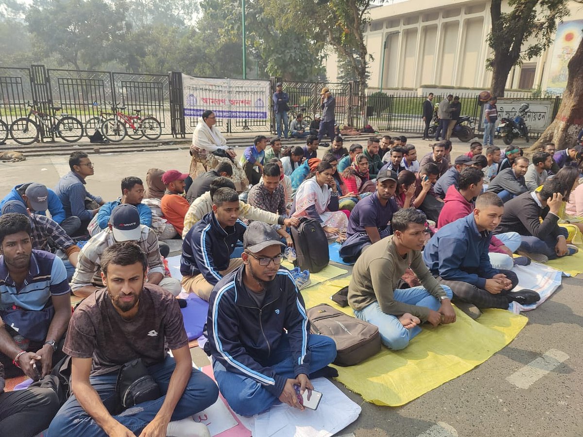 চাকরি পুনর্বহালের দাবিতে সচিবালয়ের সামনে আমরণ অনশন কর্মসূচি অব্যাহত রেখেছেন শিক্ষানবিশ এসআইরা। আজ মঙ্গলবার সকালে