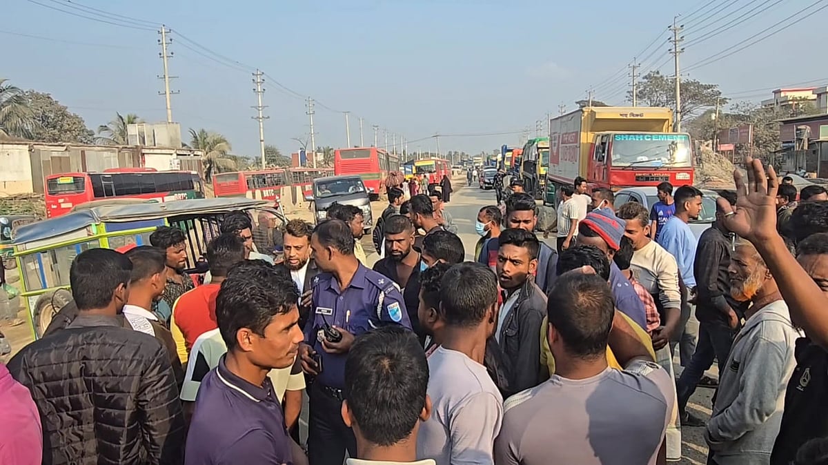 মারধরের প্রতিবাদে রূপগঞ্জে সিএনজিচালিত অটোরিকশাচালকদের সড়ক অবরোধ। মঙ্গলবার বিকেলে রূপগঞ্জের কাঞ্চন মায়ারবাড়ি এলাকায়