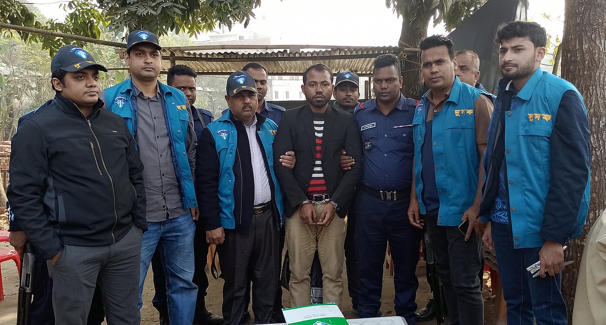 দুদকের অভিযানে আটক ঠাকুরগাঁও আঞ্চলিক পাসপোর্ট কার্যালয়ের সহকারী হিসাবরক্ষক ফারুক আহমেদ