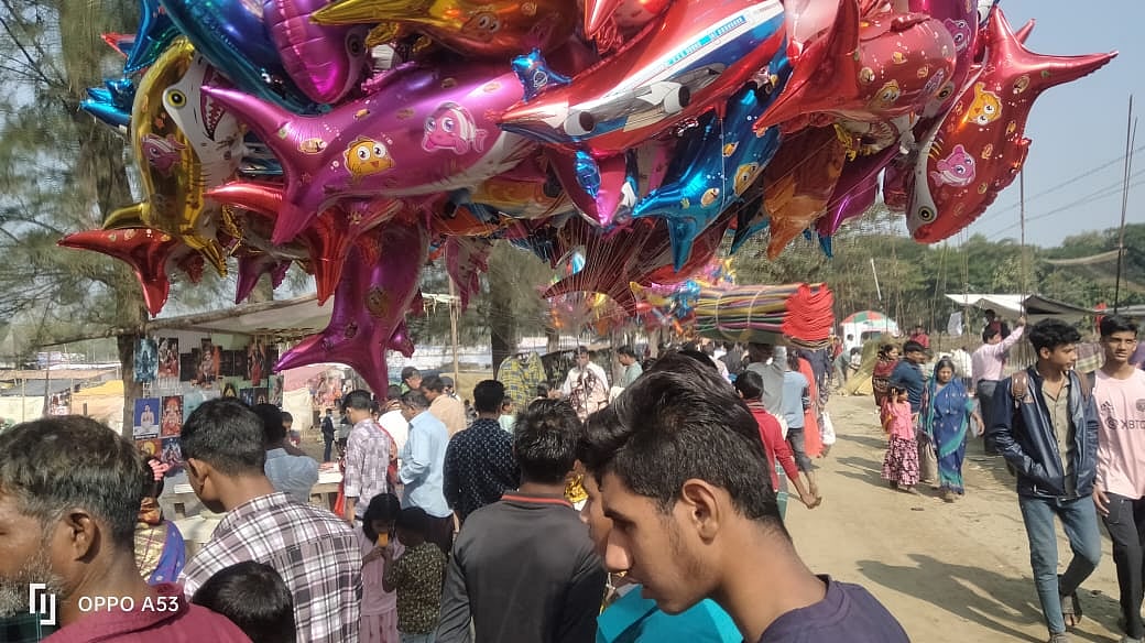 চট্টগ্রামের চন্দনাইশের বরমা বাইনজুরীতে অবস্থিত শুক্লাম্বর দিঘির পাড়ে বিশ্বাসের মেলা অনুষ্ঠিত হচ্ছে আজ। সকাল থেকেই মেলা প্রাঙ্গণে মানুষের ভিড়ে মুখরিত হয়ে ওঠে