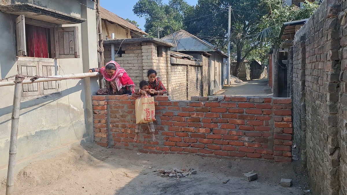 রাস্তার জায়গা নিজের দাবি করে ইটের দেয়াল তুলে পথ বন্ধ করে দিয়েছেন এক ব্যক্তি। গ্রামবাসীকে দেয়াল টপকে চলাচল করতে হচ্ছে। কুরগাঁওয়ের পীরগঞ্জ উপজেলার দৌলতপুর এলাকায়