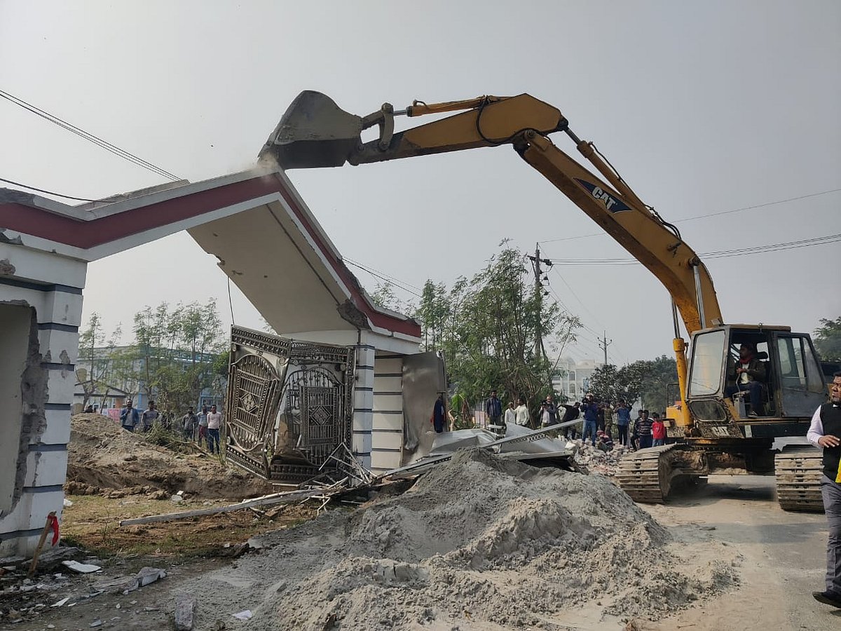 আওয়ামী লীগ নেতার দখলে থাকা স্থাপনা ভেঙ্গে ফেলছে কুষ্টিয়ায় গৃহায়ণ কর্তৃপক্ষ। আজ মঙ্গলবার সকালে