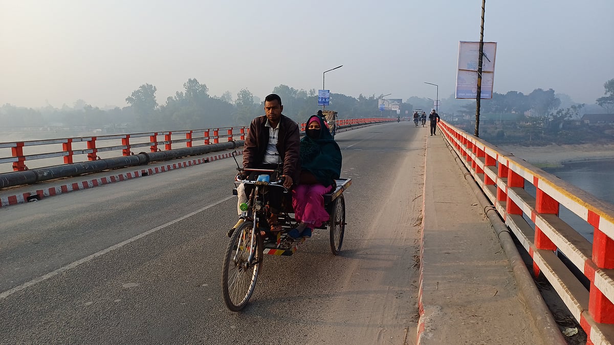 সকালের হাড়কাঁপানো শীতের মধ্যেই গায়ে গরম কাপড় জড়িয়ে প্রয়োজনীয় কাজে বের হয়েছেন সাধারণ মানুষ। আজ মঙ্গলবার সকাল আটটার দিকে পঞ্চগড় জেলা শহরসংলগ্ন করতোয়া সেতুতে