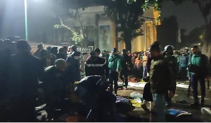 সচিবালয়ের সামনে শিক্ষানবিশ উপপরিদর্শকদের অবস্থানের কাছে পুলিশ