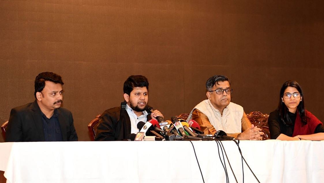 রাজধানীর ফরেন সার্ভিস একাডেমিতে মঙ্গলবার সন্ধ্যায় ব্রিফ করছেন উপদেষ্টা মাহফুজ আলম