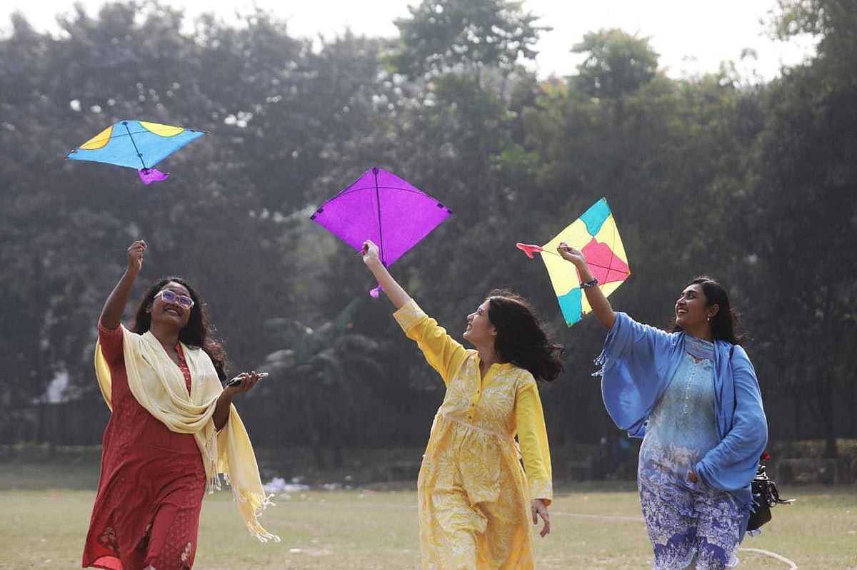 ঢাকা বিশ্ববিদ্যালয় স্টুডেন্টস অ্যাসোসিয়েশন অব ঢাকা আয়োজিত ঘুড়ি উৎসবে ঘুড়ি ওড়ানোতে মেতেছেন তিন তরুণী। গতকাল দুপুরে ঢাকা বিশ্ববিদ্যালয়ের কেন্দ্রীয় খেলার মাঠে