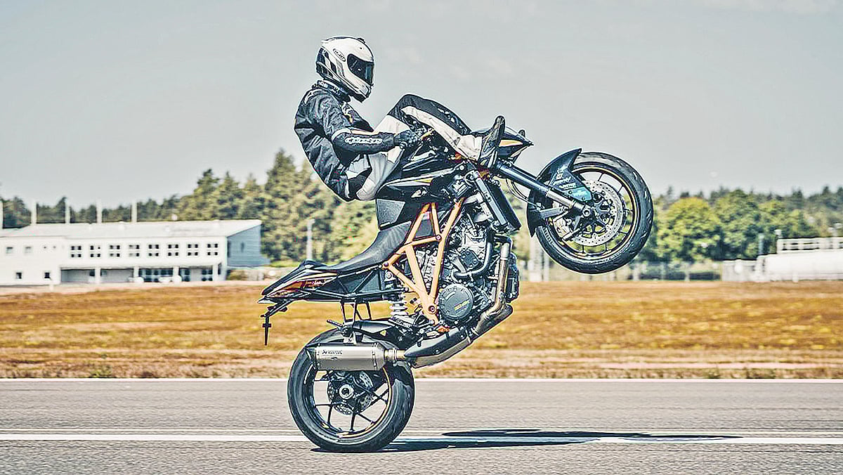 শুধু পেছনের চাকায় মোটরসাইকেল চালাচ্ছেন ম্যাগনুস কার্লসন