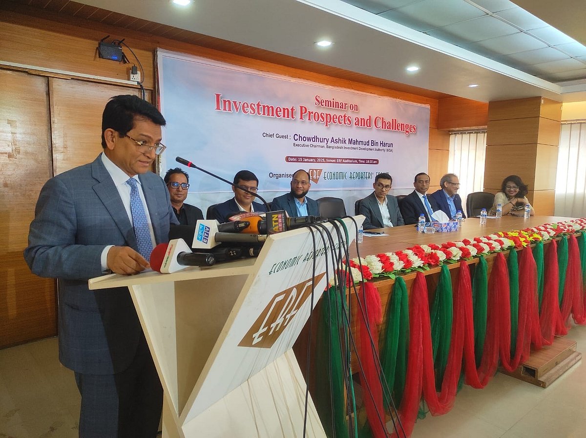 ইকোনমিক রিপোর্টার্স ফোরাম (ইআরএফ) আয়োজিত ‘বিনিয়োগ সম্ভাবনা ও চ্যালেঞ্জ’ শীর্ষক সেমিনারে বক্তব্য দিচ্ছেন এফবিসিসিআইয়ের সাবেক সভাপতি ও হা-মীম গ্রুপের এমডি এ কে আজাদ। আজ বুধবার ইআরএফের ঢাকার পুরানা পল্টনের কার্যালয়ে