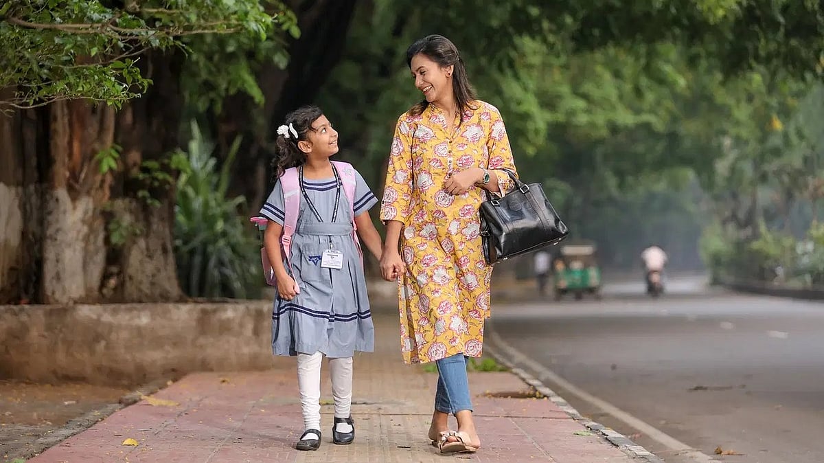 স্কুলে যাওয়ার সময় শিশুকে আদর করে দিন, হাসিমুখে বিদায় জানান। মডেল: মৃন্ময়ী ও রাবু