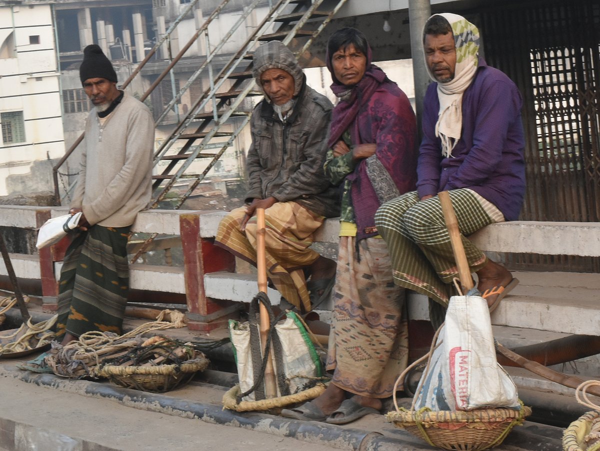 নওগাঁ শহরের লিটন সেতুর পূর্ব অংশে দিনমজুরের হাট বসে প্রতিদিন। সেই বাজারে শ্রম বিক্রির জন্য বসে আছেন শ্রমিকেরা। গত মঙ্গলবার সকালে তোলা
