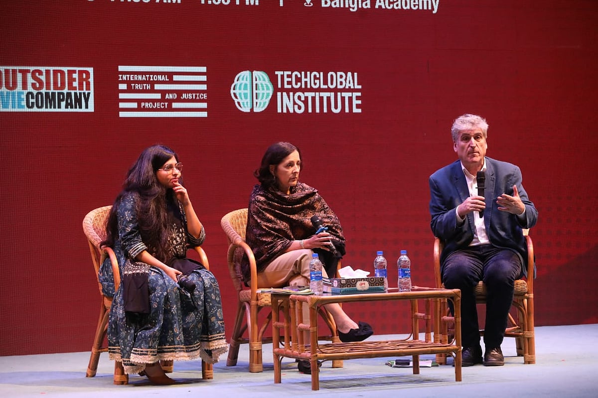 রাজধানীর বাংলা একাডেমির কবি শামসুর রাহমান সেমিনার কক্ষে আজ বুধবার আয়োজিত ‘জুলাই অভ্যুত্থান: প্রমাণ ও নৃশংসতা’ শীর্ষক এক অনুষ্ঠানে বক্তব্য দেন আলোচকেরা