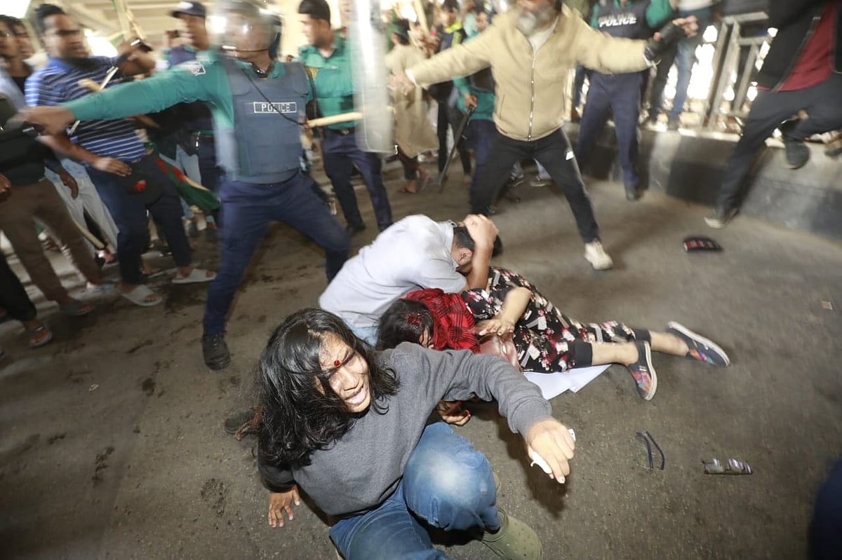 পাঠ্যপুস্তকে ‘আদিবাসী’ শব্দসংবলিত গ্রাফিতি রাখা ও না রাখা নিয়ে দুই পক্ষের বিক্ষোভ কর্মসূচির চলাকালে হাতাহাতি ও হামলার ঘটনা ঘটেছে। আজ বুধবার রাজধানীর মতিঝিলে এনসিটিবি ভবনের সামনে