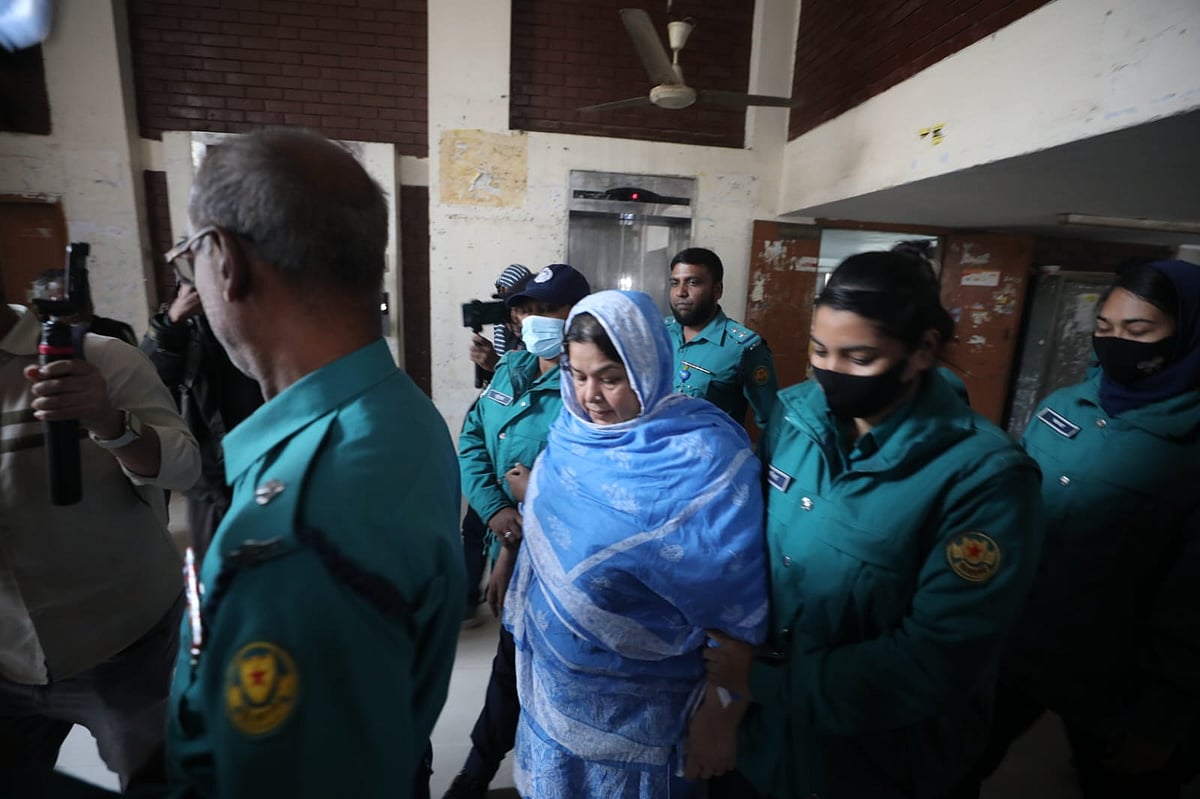 আদালত চত্বরে মতিউর রহমানের প্রথম স্ত্রী লায়লা কানিজ। ঢাকা, ১৫ জানুয়ারি