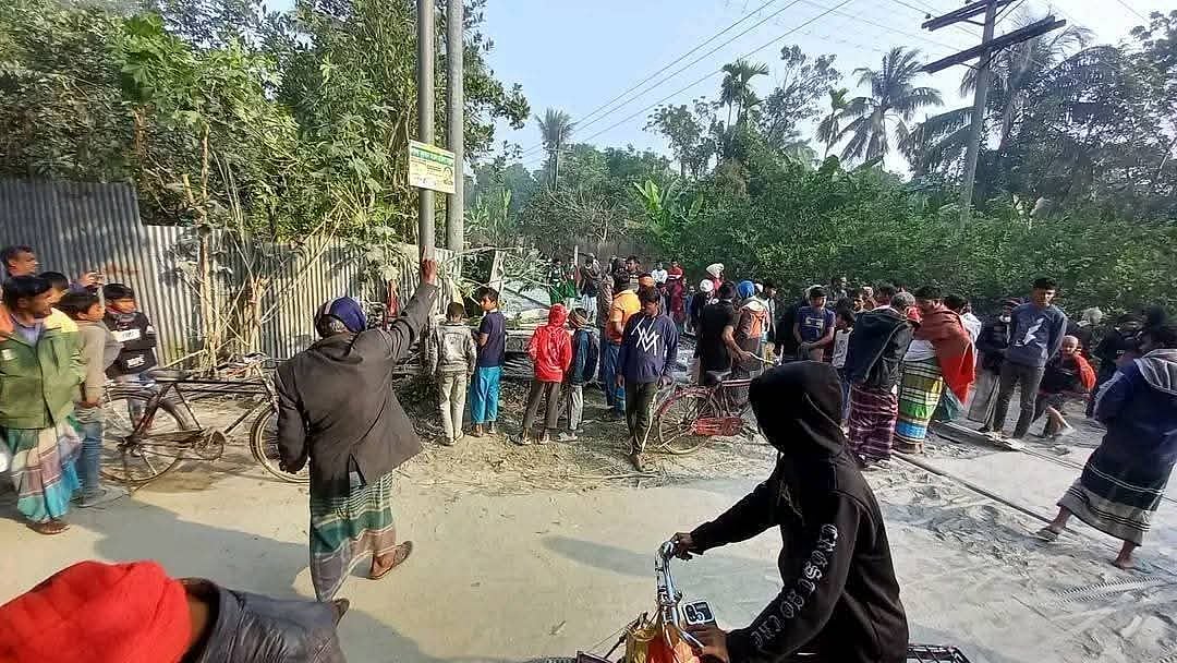 ফরিদপুরের বোয়ালমারী উপজেলার চতুল ইউনিয়নের মুন্সিবাড়ি রেলক্রসিং। এখানে আজ বুধবার সকালে ট্রেনের সঙ্গে নসিমনের সংঘর্ষের ঘটনা ঘটে