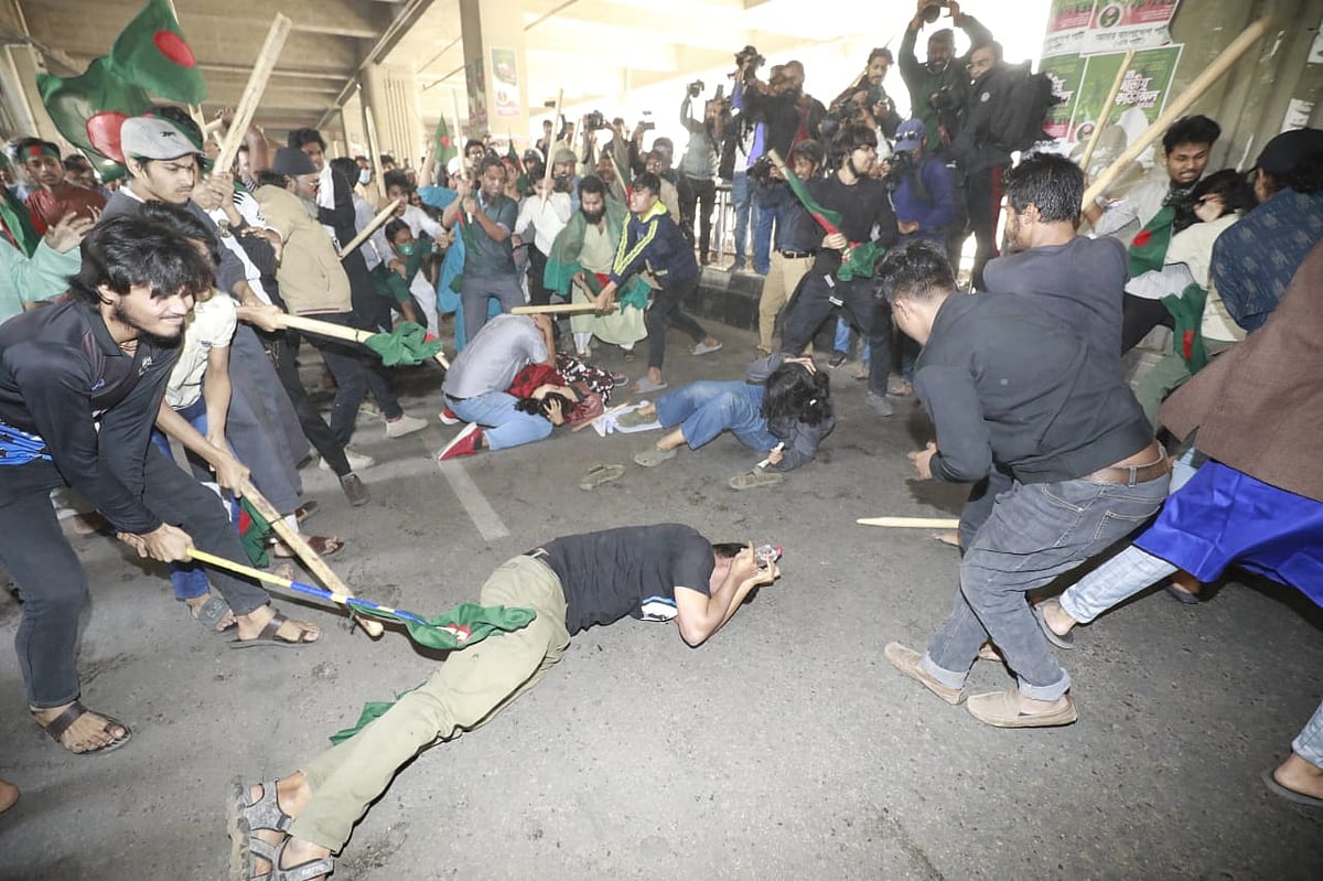 পাঠ্যপুস্তকে ‘আদিবাসী’ শব্দসংবলিত গ্রাফিতি রাখা ও না রাখা নিয়ে দুই পক্ষের বিক্ষোভ কর্মসূচির চলাকালে হাতাহাতি ও হামলার ঘটনা ঘটেছে। আজ বুধবার রাজধানীর মতিঝিলে এনসিটিবি ভবনের সামনে