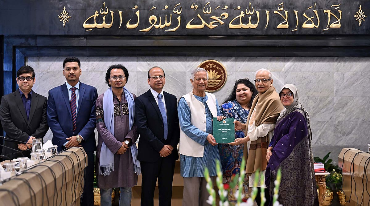 বদিউল আলম মজুমদার নেতৃত্বাধীন নির্বাচনব্যবস্থা সংস্কার কমিশন তাদের প্রতিবেদন প্রধান উপদেষ্টা অধ্যাপক মুহাম্মদ ইউনূসের কাছে জমা দেয়। আজ বুধবার তেজগাঁওয়ে প্রধান উপদেষ্টার কার্যালয়ে