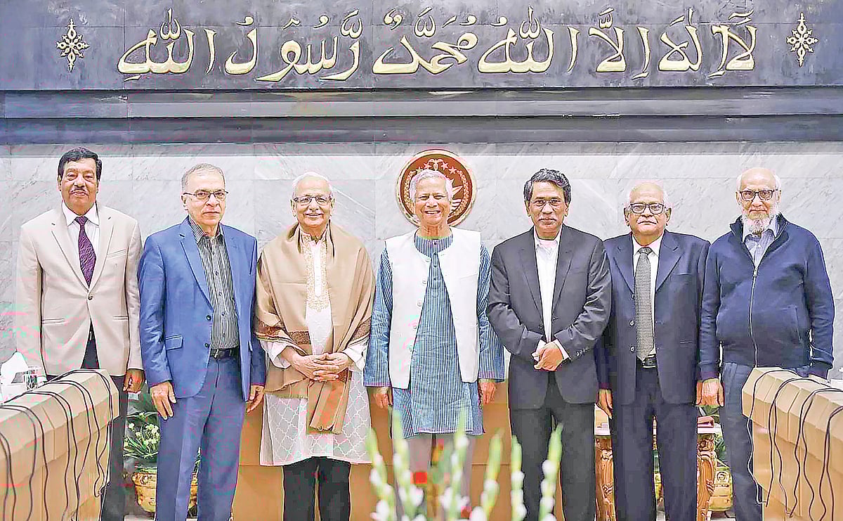 চার সংস্কার কমিশনের প্রতিবেদন জমা দেওয়ার পর (বাঁ থেকে) ইফতেখারুজ্জামান, বদিউল আলম মজুমদার, অধ্যাপক মুহাম্মদ ইউনূস, আলী রীয়াজ ও সফর রাজ হোসেন। বুধবার রাজধানীর তেজগাঁওয়ে প্রধান উপদেষ্টার কার্যালয়ে