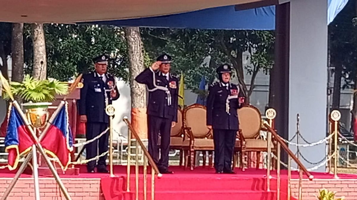 রাজশাহীর সারদা পুলিশ একাডেমির প্যারেড মাঠে ৪০তম ক্যাডেট এসআইদের প্রশিক্ষণ সমাপনী কুচকাওয়াজ অনুষ্ঠিত হয় আজ বুধবার সকালে