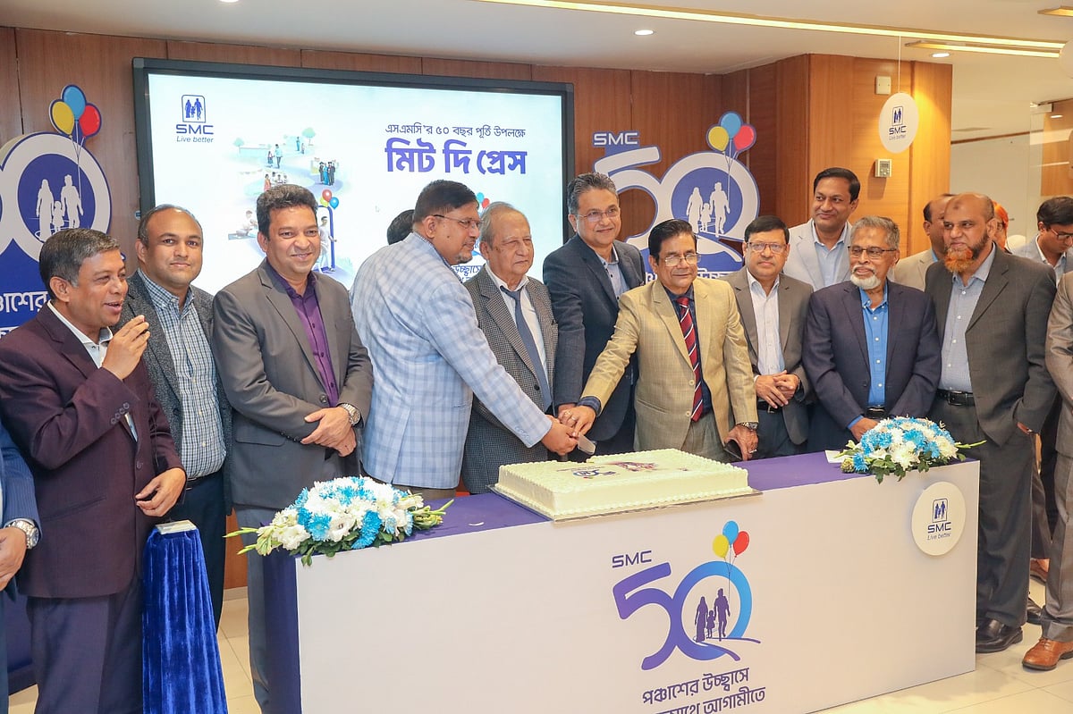 এসএমসির ৫০ বছর পূর্তি উপলক্ষে ‘মিট দ্য প্রেস’ অনুষ্ঠানে লোগো উন্মোচন ও কেক কাটেন প্রতিষ্ঠানটির কর্মকর্তারা। আজ বুধবার বনানী এসএমসি টাওয়ারে।