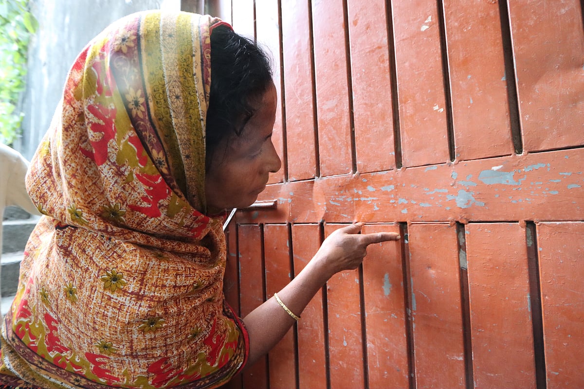 রাজশাহীর পবায় যুবদলের সাবেক এক নেতার বাড়িতে গুলি করে দুর্বৃত্তরা। দরজায় লাগা গুলির চিহ্ন দেখাচ্ছিলেন এক স্বজন