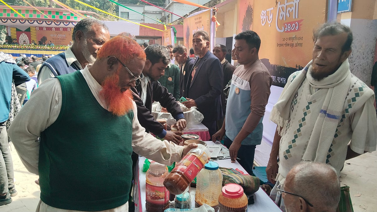 যশোরের চৌগাছা উপজেলা পরিষদ চত্বরে আয়োজিত গুড়মেলায় দোকান নিয়ে বসেছেন গাছি মিসকিন দফাদার। বুধবার তিন দিনের এই মেলা শুরু হয়