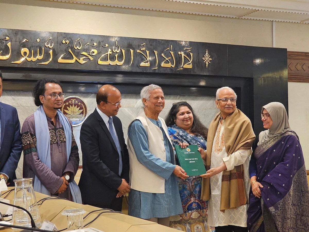 অন্তর্বর্তী সরকারের প্রধান উপদেষ্টা অধ্যাপক মুহাম্মদ ইউনূসের কাছে প্রতিবেদন দিচ্ছেন নির্বাচনব্যবস্থা সংস্কার কমিশনের প্রধান বদিউল আলম মজুমদার