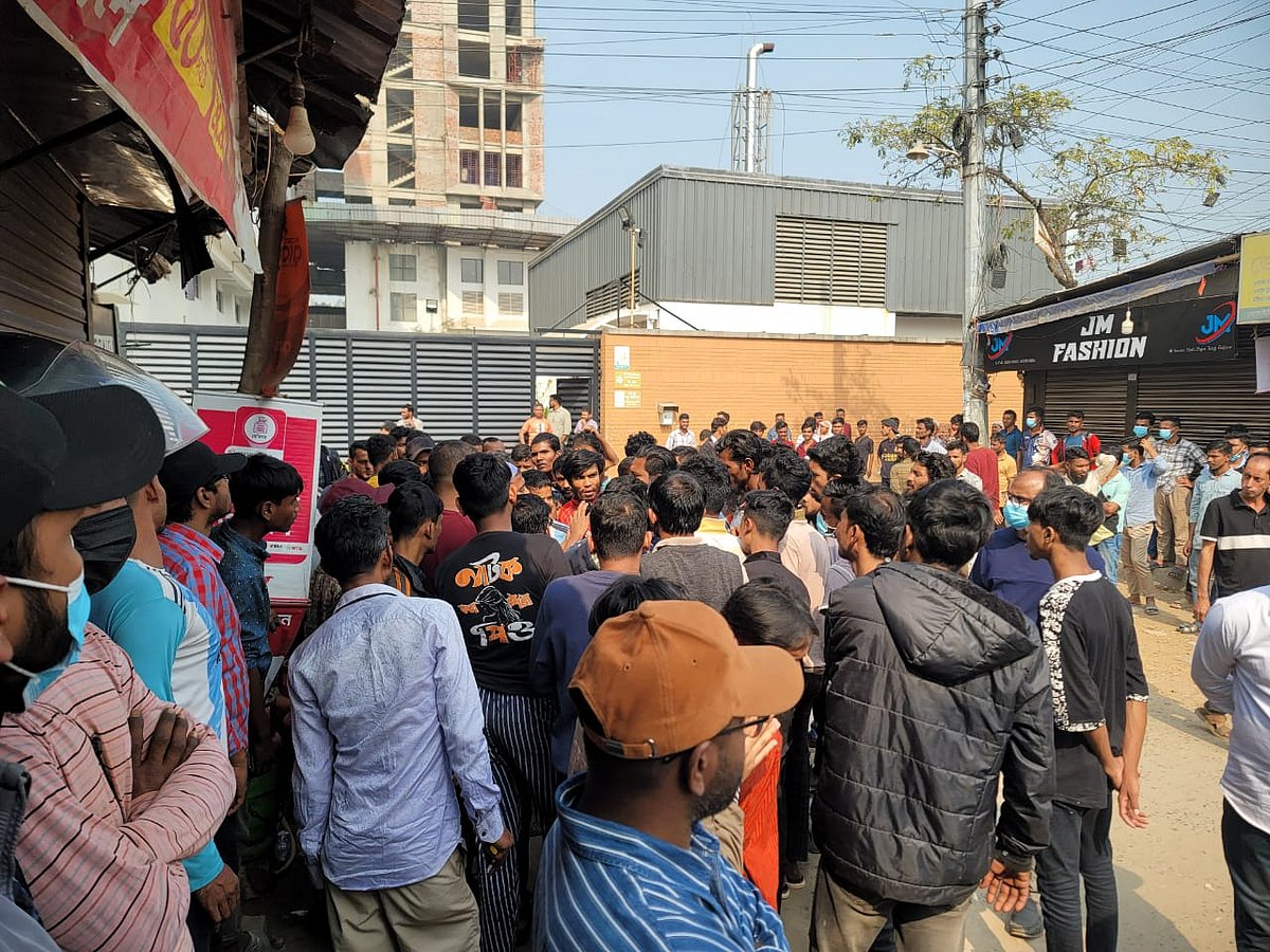 ঝুট ব্যবসাকে কেন্দ্র করে কারখানার সামনে বিএনপি নেতা–কর্মীদের অবস্থান। বুধবার দুপুরে গাজীপুরের টঙ্গীর পাগাড় এলাকায়