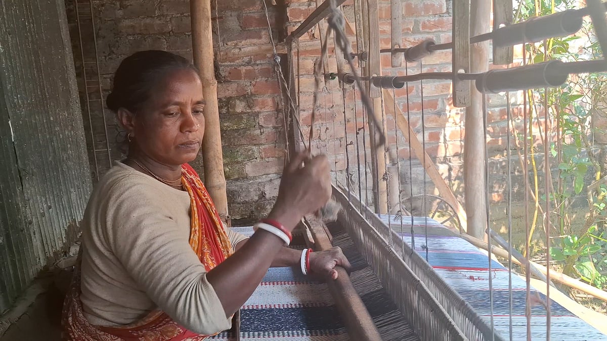 উল আর সুতায় কম্বল বুনছেন একজন। ঠাকুরগাঁও সদর উপজেলার কিসমত কেশুরবাড়ী গ্রামে