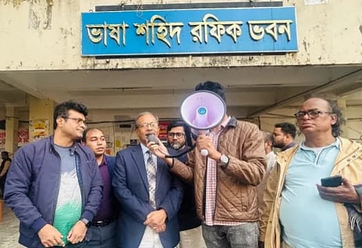 দুপুর ১২টায় জগন্নাথ বিশ্ববিদ্যালয়ের ভাষাশহীদ রফিক ভবনের সামনে উপাচার্য শিক্ষার্থীদের বৈঠকের বিষয়ে ব্রিফ করেন