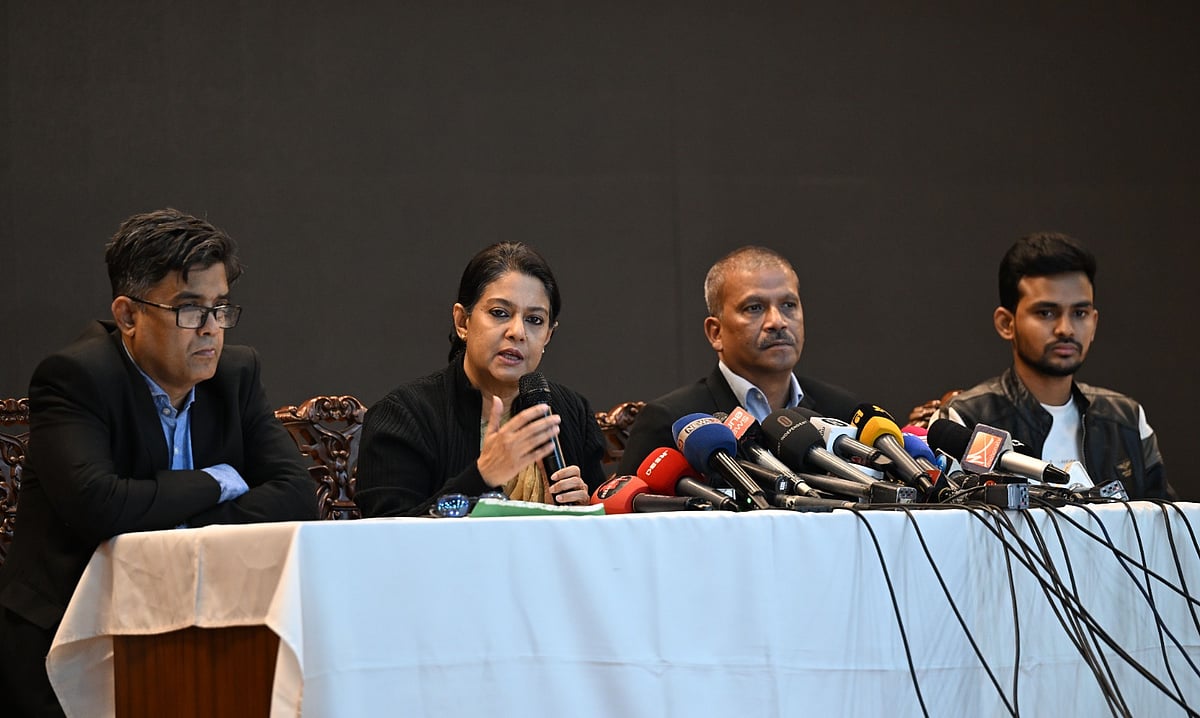 রাজধানীর ফরেন সার্ভিস একাডেমিতে আজ বুধবার বিকেলে সংবাদ ব্রিফিংয়ে কথা বলেন আইন উপদেষ্টা অধ্যাপক আসিফ নজরুল এবং পরিবেশ, বন ও জলবায়ু পরিবর্তন উপদেষ্টা সৈয়দা রিজওয়ানা হাসান