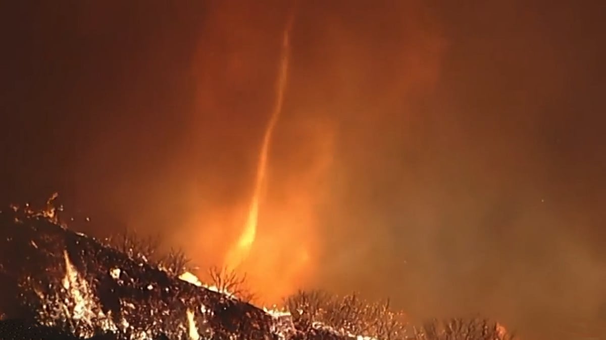 ক্যালিফোর্নিয়ার সান ফার্নান্ডো ভ্যালিতে গত শুক্রবার দেখা গেছে দৃশ্যত ছোট আকারে ‘আগুনে টর্নেডো’
