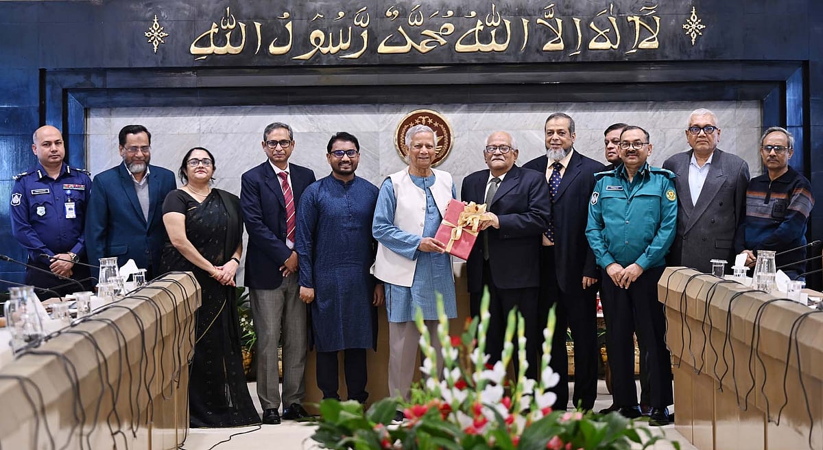 সফর রাজ হোসেন নেতৃত্বাধীন পুলিশ সংস্কার কমিশন গতকাল বুধবার প্রধান উপদেষ্টা অধ্যাপক মুহাম্মদ ইউনূসের কাছে তাদের সংস্কারের সুপারিশসংবলিত প্রতিবেদন জমা দেয়