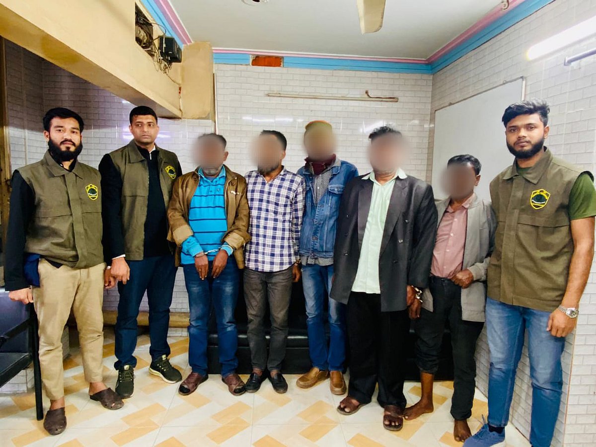 ছিনতাইয়ের অভিযোগে রাজধানীর কদমতলী এলাকা থেকে মঙ্গলবার রাতে পাঁচজনকে গ্রেপ্তার করে পুলিশ