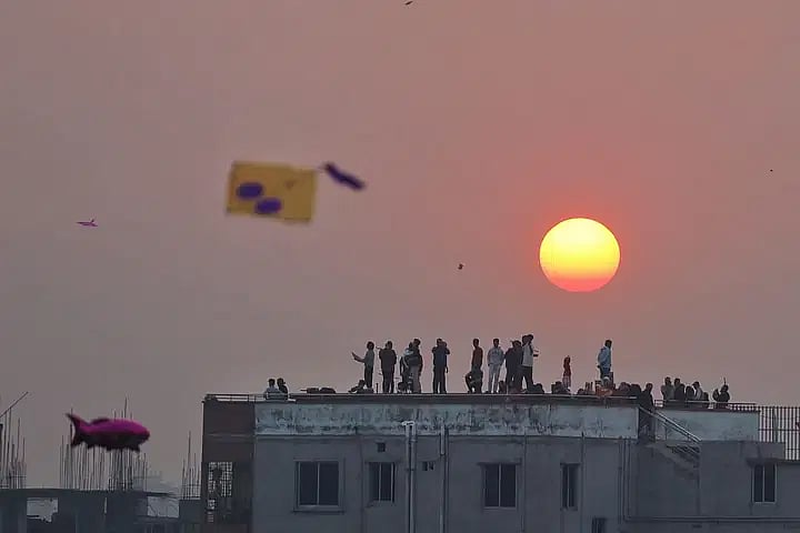 সাকরাইনে ভবনের ছাদে দলবেঁধে ঘুড়ি ওড়াচ্ছেন পুরান ঢাকার লোকজন। ঢাকা, ১৪ জানুয়ারি
