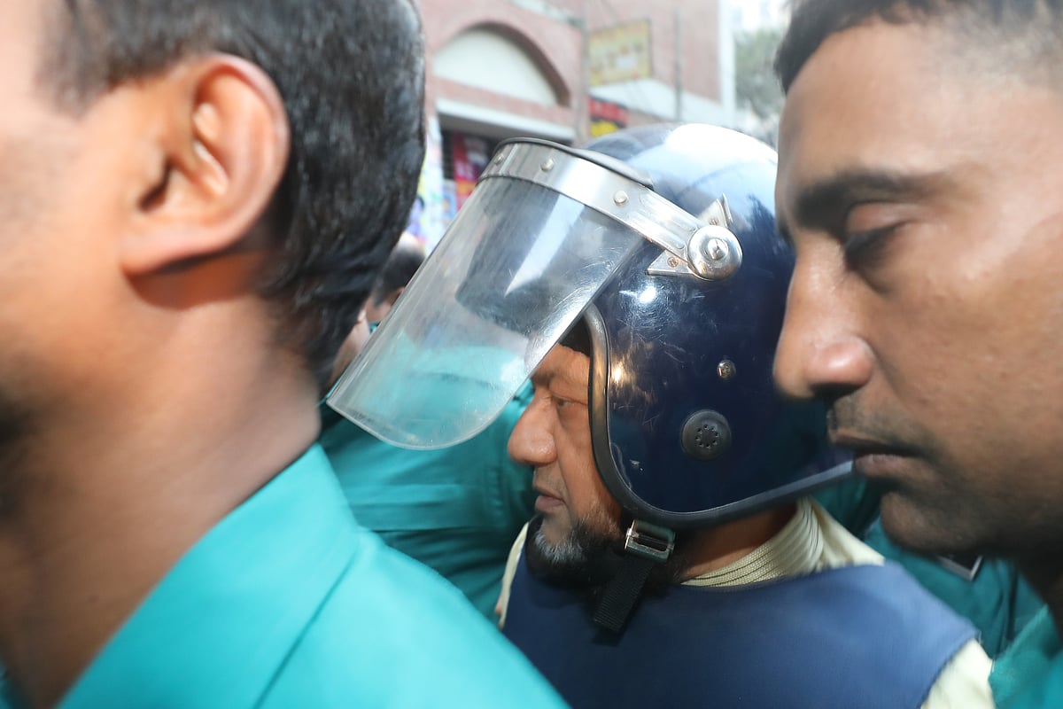 ‘ছাগল-কাণ্ডে’ আলোচিত জাতীয় রাজস্ব বোর্ডের (এনবিআর) সাবেক সদস্য মতিউর রহমানকে আজ বুধবার ঢাকার চিফ মেট্রোপলিটন ম্যাজিস্ট্রেট (সিএমএম) আদালতে নেওয়া হয়