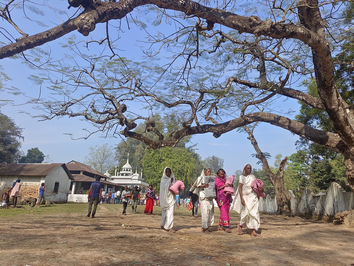 চা–শ্রমিকরা পেলেন প্রথম আলো ট্রাস্টের শীতবস্ত্র। মৌলভীবাজারের শ্রীমঙ্গলের আমরাইল ছড়া চা বাগানে বুধবার সকালে